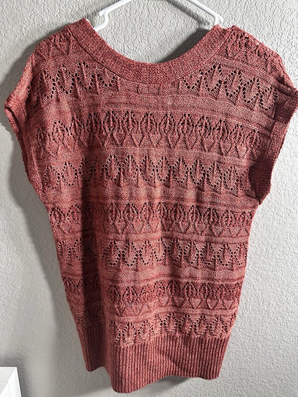 maurices Pink Solid Open-Knit V-Neck Sleeveless Pullover Sweater Women’s XS